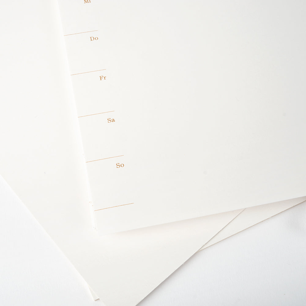 Drei Alexandra Renke Blätter, eines mit abgekürzten Wochentagen in Hellbraun auf Weiß - ideal für das DIY-Tagebuch oder als Teil Ihres Wochenplaner-Kits.