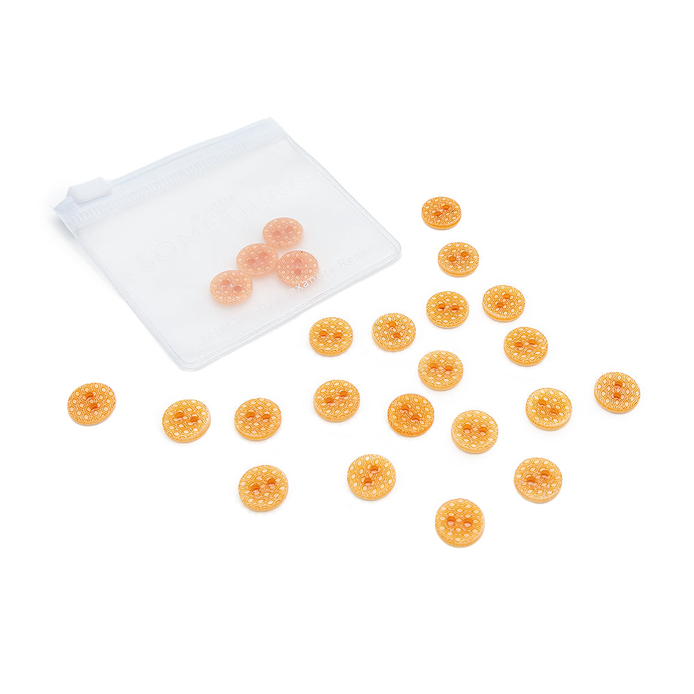 Runde orangefarbene Gummibärchen mit Löchern, die an elegante Knöpfe erinnern, liegen verstreut neben einem durchsichtigen, wiederverschließbaren Beutel auf weißem Hintergrund. Überarbeitet mit Produktdaten: Runde orangefarbene Alexandra-Renke-Gummibärchen mit Löchern, die an elegante Knöpfe erinnern, liegen verstreut neben einem durchsichtigen, wiederverschließbaren Beutel auf weißem Hintergrund.