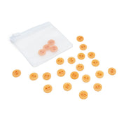 Runde orangefarbene Gummibärchen mit Löchern, die an elegante Knöpfe erinnern, liegen verstreut neben einem durchsichtigen, wiederverschließbaren Beutel auf weißem Hintergrund. Überarbeitet mit Produktdaten: Runde orangefarbene Alexandra-Renke-Gummibärchen mit Löchern, die an elegante Knöpfe erinnern, liegen verstreut neben einem durchsichtigen, wiederverschließbaren Beutel auf weißem Hintergrund.