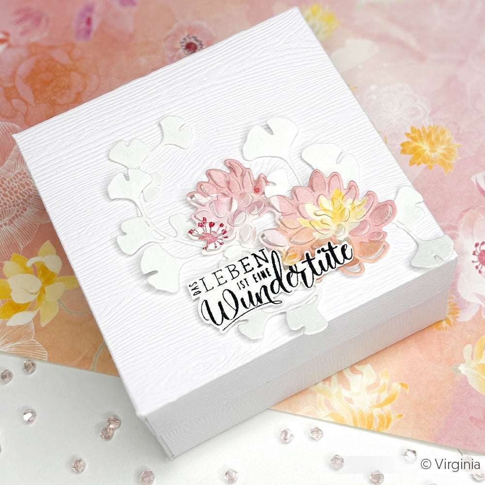 Weiße Geschenkbox von ☆ mit rosa und gelben Blumen, deutschem Text und floralem Hintergrund mit Pailletten. Hergestellt aus robustem 300g/m² Papier für ein hochwertiges Gefühl.