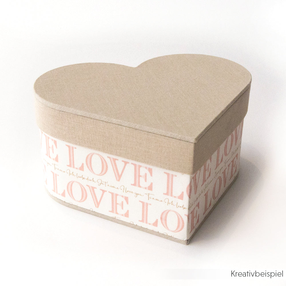 Herzförmige beige Box von Alexandra Renke mit LOVE in rosa an den Seiten - ideal als Geschenkverpackung DIY oder zum Herzbox basteln mit PAPPKit.