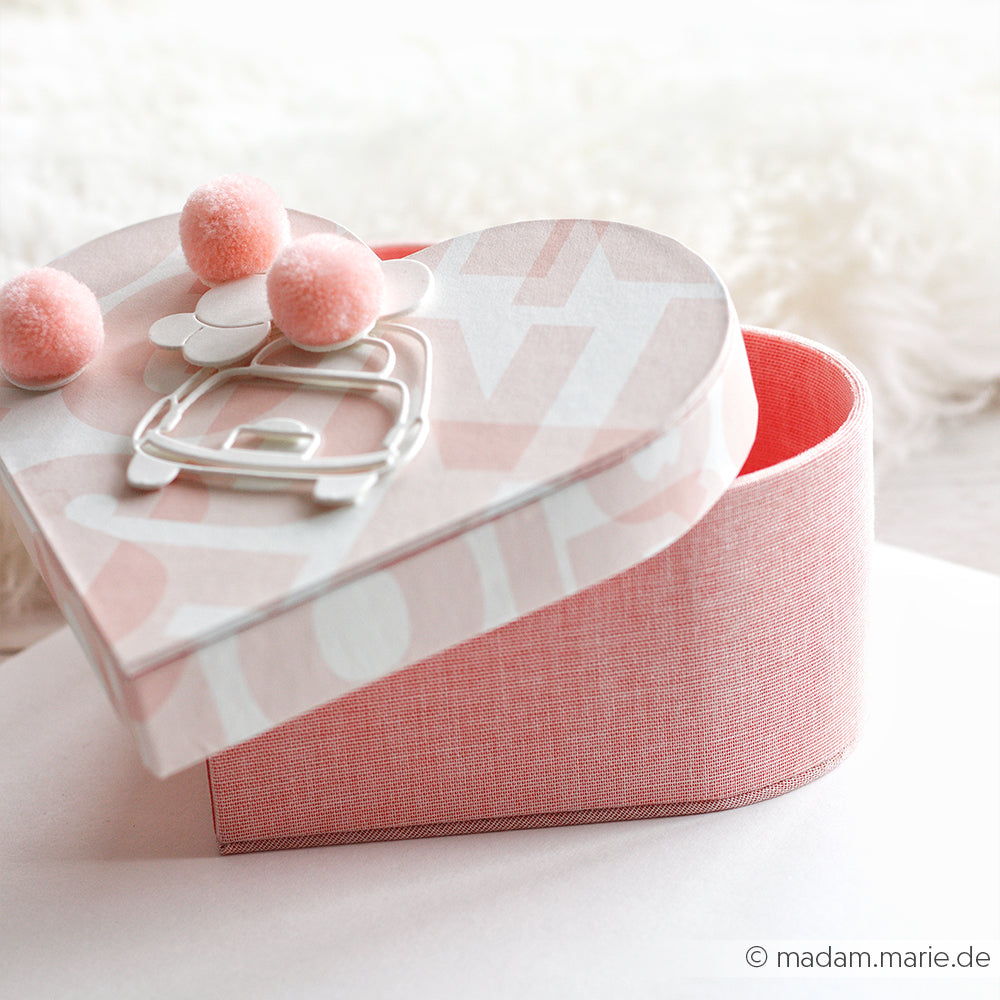 Alexandra Renke herzförmige rosa Geschenkverpackung mit Bommeln und floralem Deckel - eine entzückende Geschenkverpackung DIY oder Herzbox Bastelset, perfekt für Ihr nächstes kreatives Projekt.