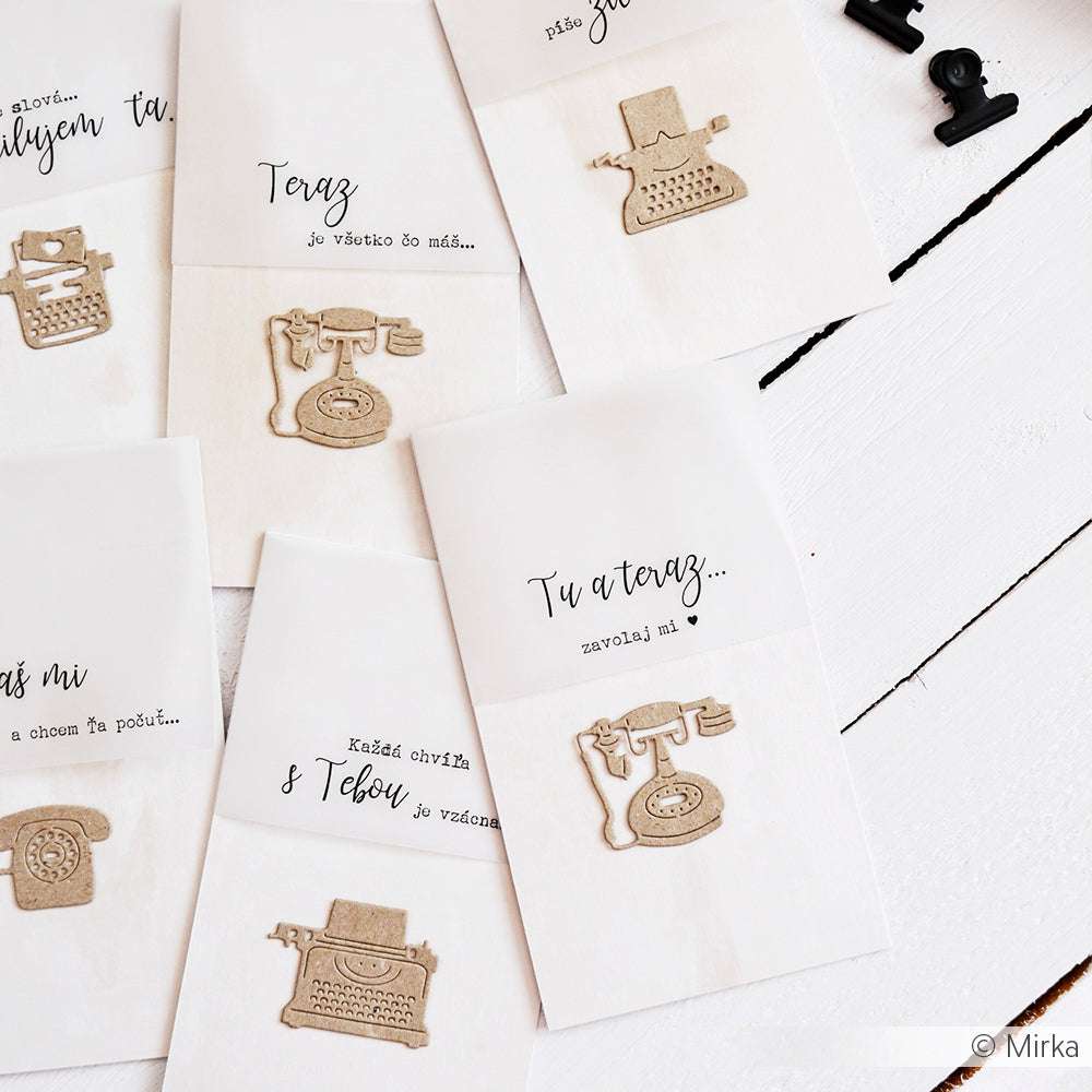 Die Grußkarten von Alexandra Renke zeigen alte Schreibmaschinen- und Telefondesigns, die mit dem Schreibmaschinen-Set Dies hergestellt wurden. Handgeschriebener slowakischer Text erscheint auf einem klaren weißen Hintergrund und verleiht den Karten eine charmante Note.