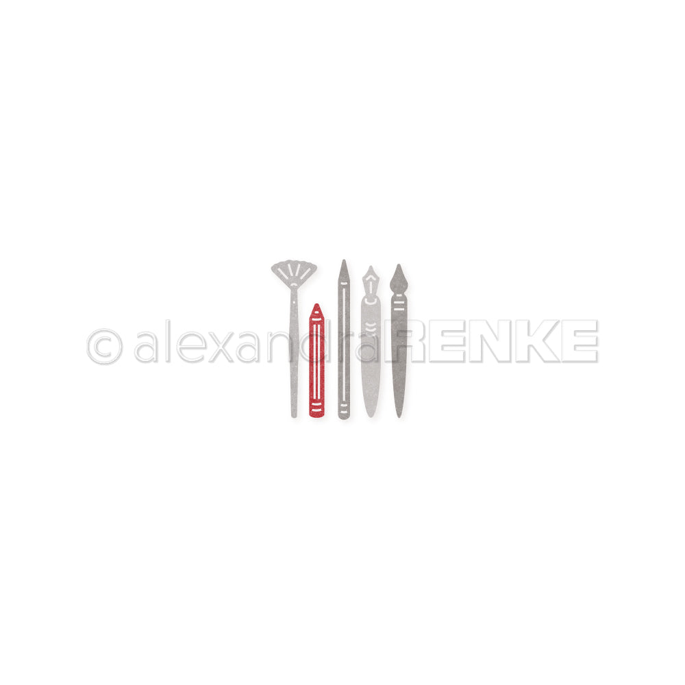 Fünf metallische Bastelwerkzeuge von Alexandra Renke, darunter ein rotes, sind nebeneinander auf weißem Hintergrund angeordnet – perfekt für die Verwendung mit Ihren Lieblingsprodukten von DieCut Systeme oder Designpapieren.