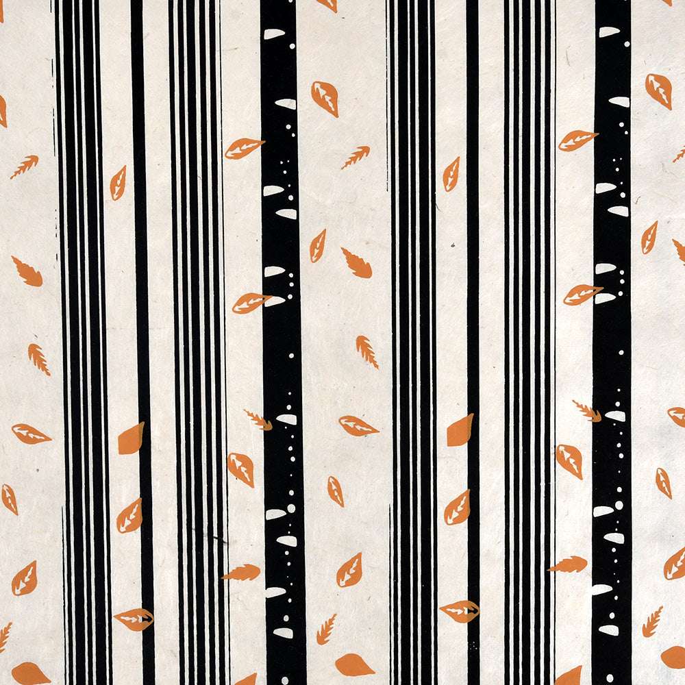 Vertikale schwarze Streifen und verstreute orangefarbene Blätter auf hellem Nepalpapier mit kleinen weißen Formen von ☆-perfekt zum Buchbinden oder Verpacken von Geschenken.
