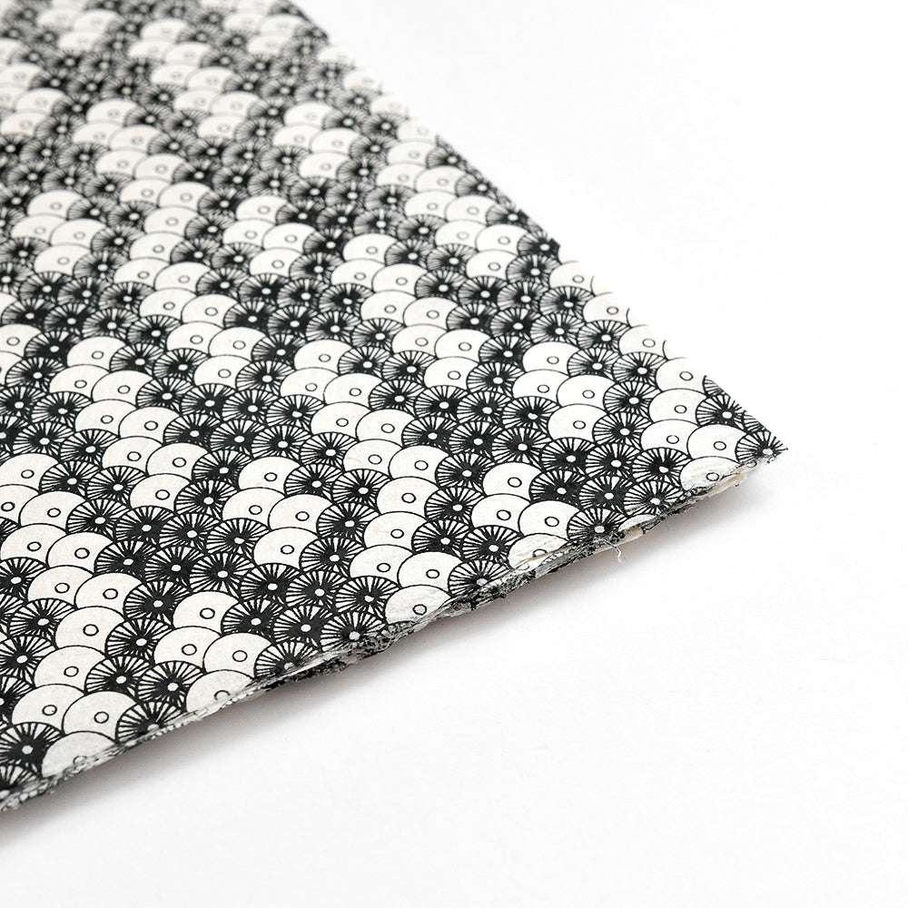 Ein Stoff von ☆ mit einem schwarz-weißen geometrischen Wellen- und Fächermuster auf Weiß, perfekt für Buchbinden oder einzigartige Geschenkverpackungen.