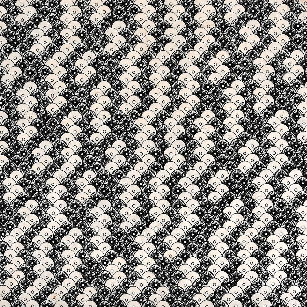 Sich wiederholendes schwarz-weißes Fächer- und Halbkreismuster mit detaillierten Linien auf beigem Nepalpapier, ideal für Geschenkverpackungen oder Bucheinbände. Marke: ☆.
