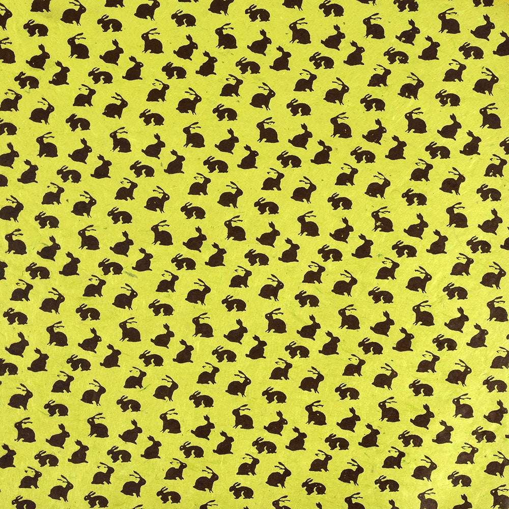 Schwarze Kaninchensilhouetten auf gelbem Grund, gleichmäßig verteilt - ideal zum Verpacken von Geschenken oder zum Aufpeppen von Buchbindearbeiten. Von ☆.