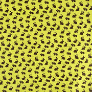 Schwarze Kaninchensilhouetten auf gelbem Grund, gleichmäßig verteilt - ideal zum Verpacken von Geschenken oder zum Aufpeppen von Buchbindearbeiten. Von ☆.