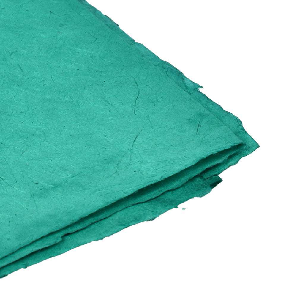 Drei Blätter ☆ strukturiertes grünes Nepalpapier, handgeschöpft und leicht überlappend, sind auf einem weißen Hintergrund gestapelt.