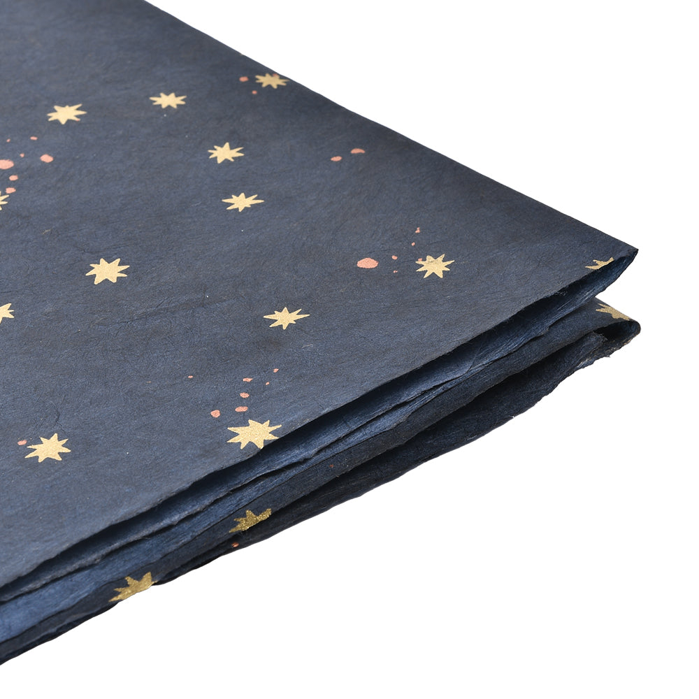 Marineblaues Nepalpapier mit goldenen Stern- und Punktmustern - ideal zum Verpacken von Geschenken oder zum Buchbinden.