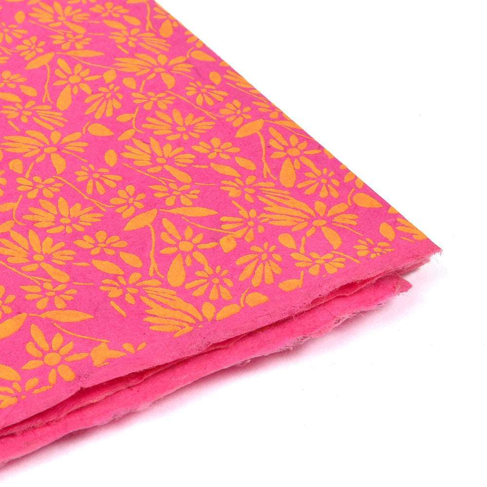 Rosa handgeschöpftes Nepalpapier mit gelben Blumenmustern, gestapelt mit leicht überlappenden Rändern - ideal zum Buchbinden oder Verpacken von Geschenken.