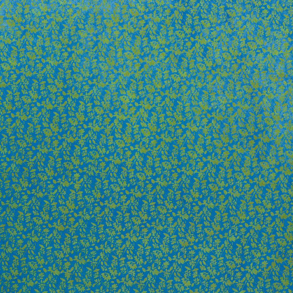Blauer Stoff von ☆ mit einem kleinen, sich wiederholenden gelb-grünen Blumen- und Blattmuster - ideal für Handarbeit oder Geschenkverpackungen.
