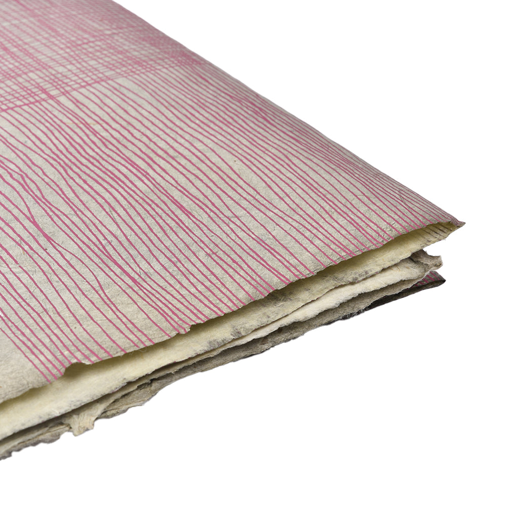 Ein Stapel ☆ handgefertigtes Nepalpapier mit ungleichmäßigen, strukturierten Kanten und einem Deckblatt mit roten vertikalen Linien - ideal für Geschenke Verpacken oder Buchbinden.