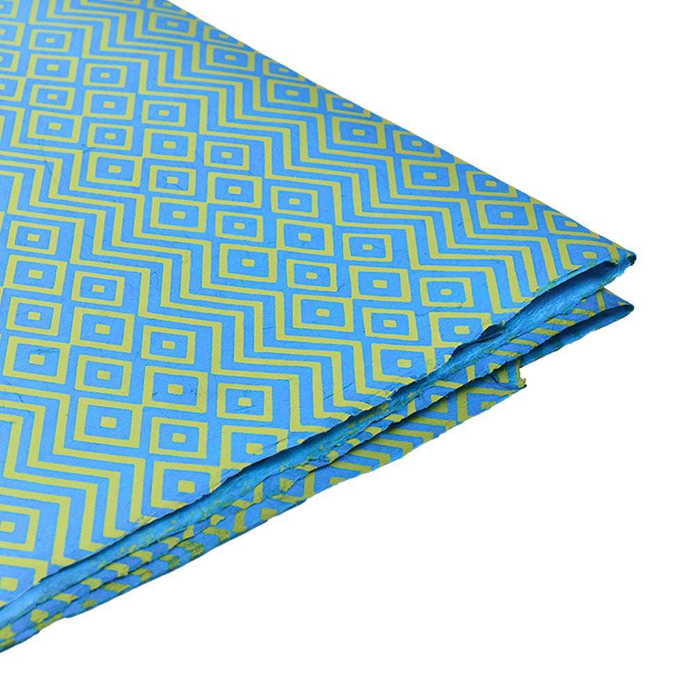 Gefaltetes blaues und grünes Papier aus Nepal mit geometrischen Zickzack- und Rautenmustern - ideal für Geschenkverpackungen oder Buchbindearbeiten.
