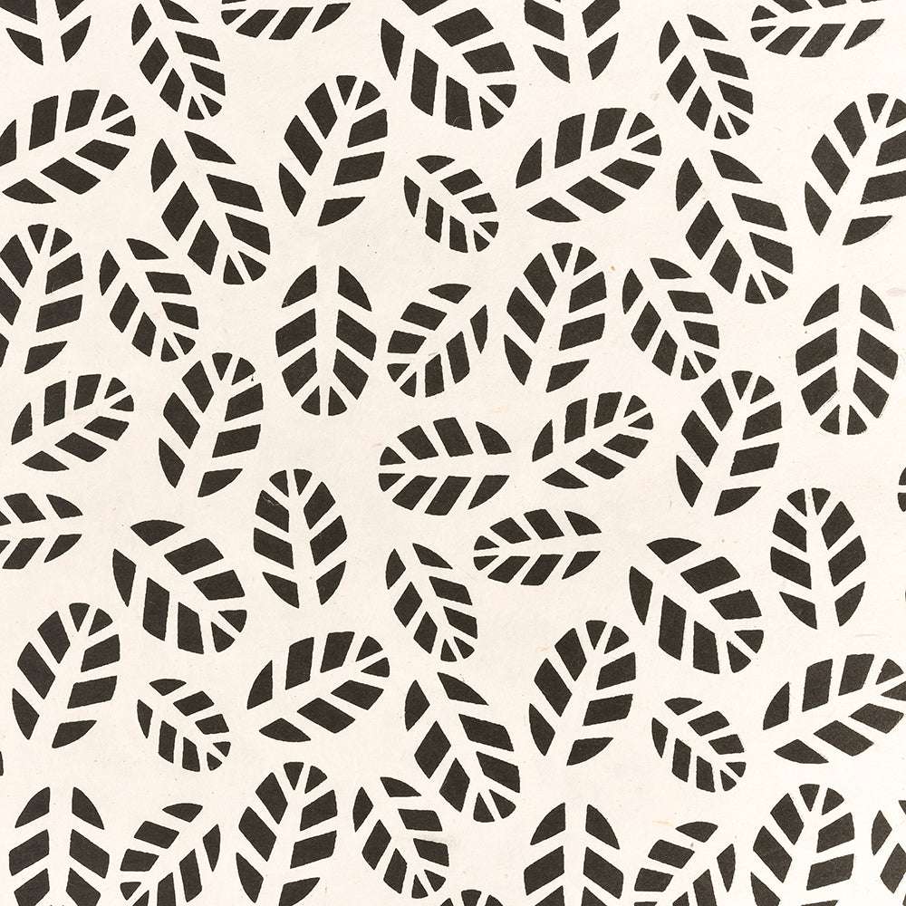 Schwarze Blattformen mit geometrischen Mustern wiederholen sich auf weißem Nepalpapier, ideal zum Einpacken von Geschenken oder zum Verleihen von handwerklichem Flair für Ihre Projekte. Marke: ☆.