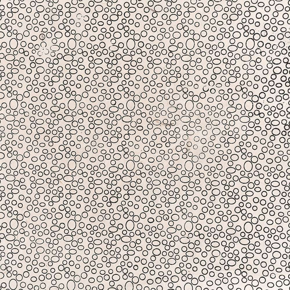 Ein dichtes Muster aus schwarzen, handgezeichneten Kreisen und Ovalen auf beigem Nepalpapier von ☆-perfekt für Buchbinden oder Geschenke Verpacken mit einzigartigem Stil.