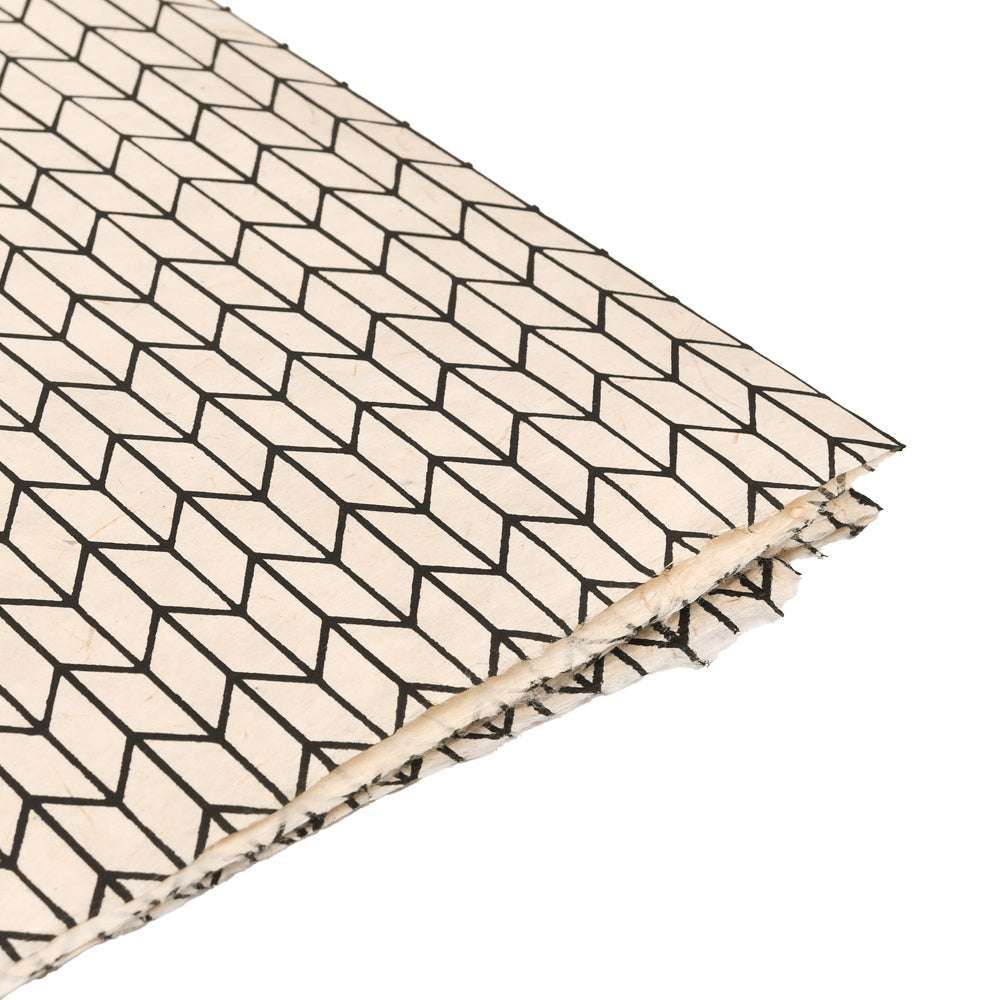 Ein Stapel ☆ Nepalpapier zeigt ein geometrisches schwarzes Linienmuster auf weißem Grund - ideal zum Verpacken von Geschenken oder für Buchbindearbeiten.