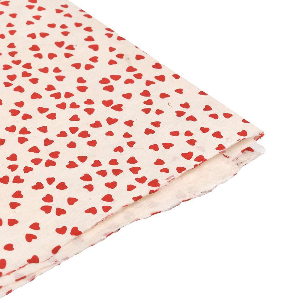 Cremefarbenes Nepalpapier von ☆ mit einem bezaubernden Muster aus kleinen roten Herzen - ideal zum Verpacken von Geschenken oder für Buchbindearbeiten.