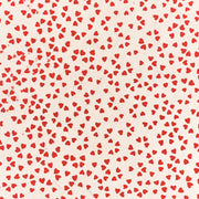 Rote Herzchen, die in einem zufälligen Muster auf einem hellbeigen Hintergrund verteilt sind, gefertigt aus Nepalpapier – perfekt zum Verpacken von Geschenken mit schönem, nachhaltigem Papier.