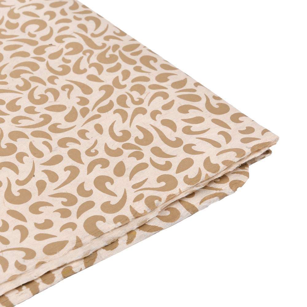 ☆ Gefaltetes braunes Nepalpapier mit beigefarbenem abstraktem Wirbelmuster auf Weiß - ideal zum Buchbinden oder Verpacken von Geschenken.