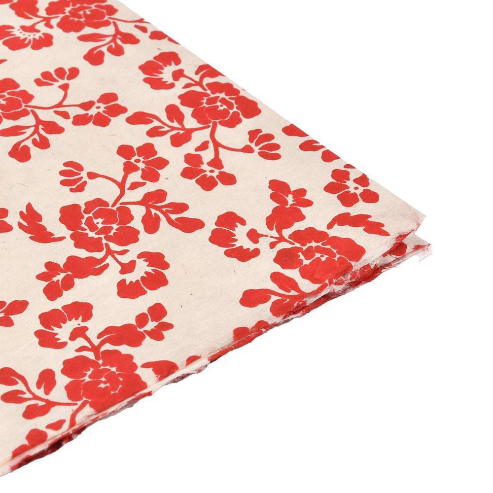 ☆ cremefarbenes Nepalpapier mit rotem Blumenmuster, ideal für Buchbinden oder Geschenkverpackungen, schräg gestapelt auf weißem Hintergrund.