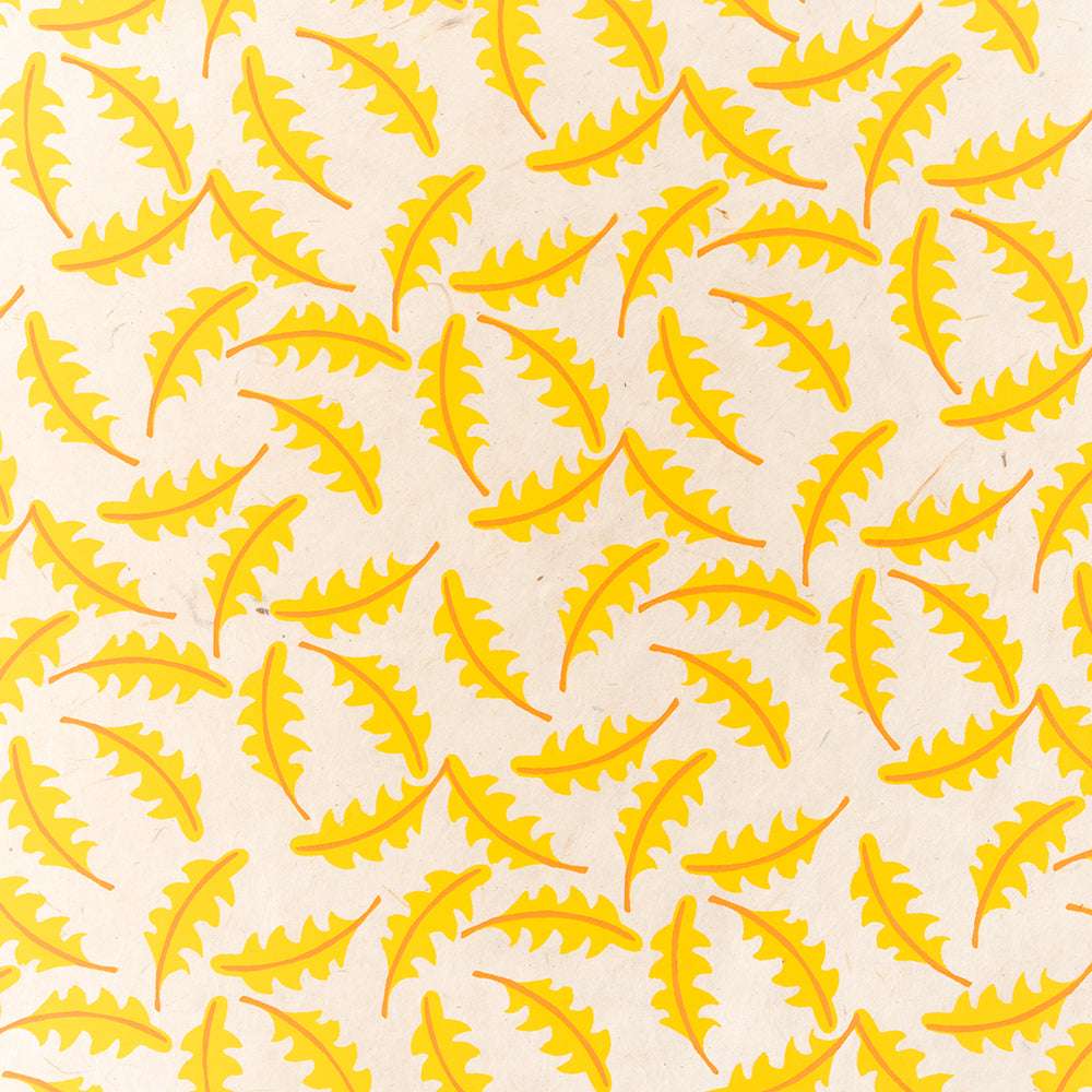 Gelbe abstrakte Blattformen, inspiriert von Löwenzahn Gelb, sind auf einem hellbeigen Hintergrund in einem sich wiederholenden Muster aus ☆-ideal, um Geschenke Verpacken ein traditionelles handgefertigtes Gefühl mit einer einzigartigen Note zu geben.
