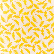 Gelbe abstrakte Blattformen, inspiriert von Löwenzahn Gelb, sind auf einem hellbeigen Hintergrund in einem sich wiederholenden Muster aus ☆-ideal, um Geschenke Verpacken ein traditionelles handgefertigtes Gefühl mit einer einzigartigen Note zu geben.
