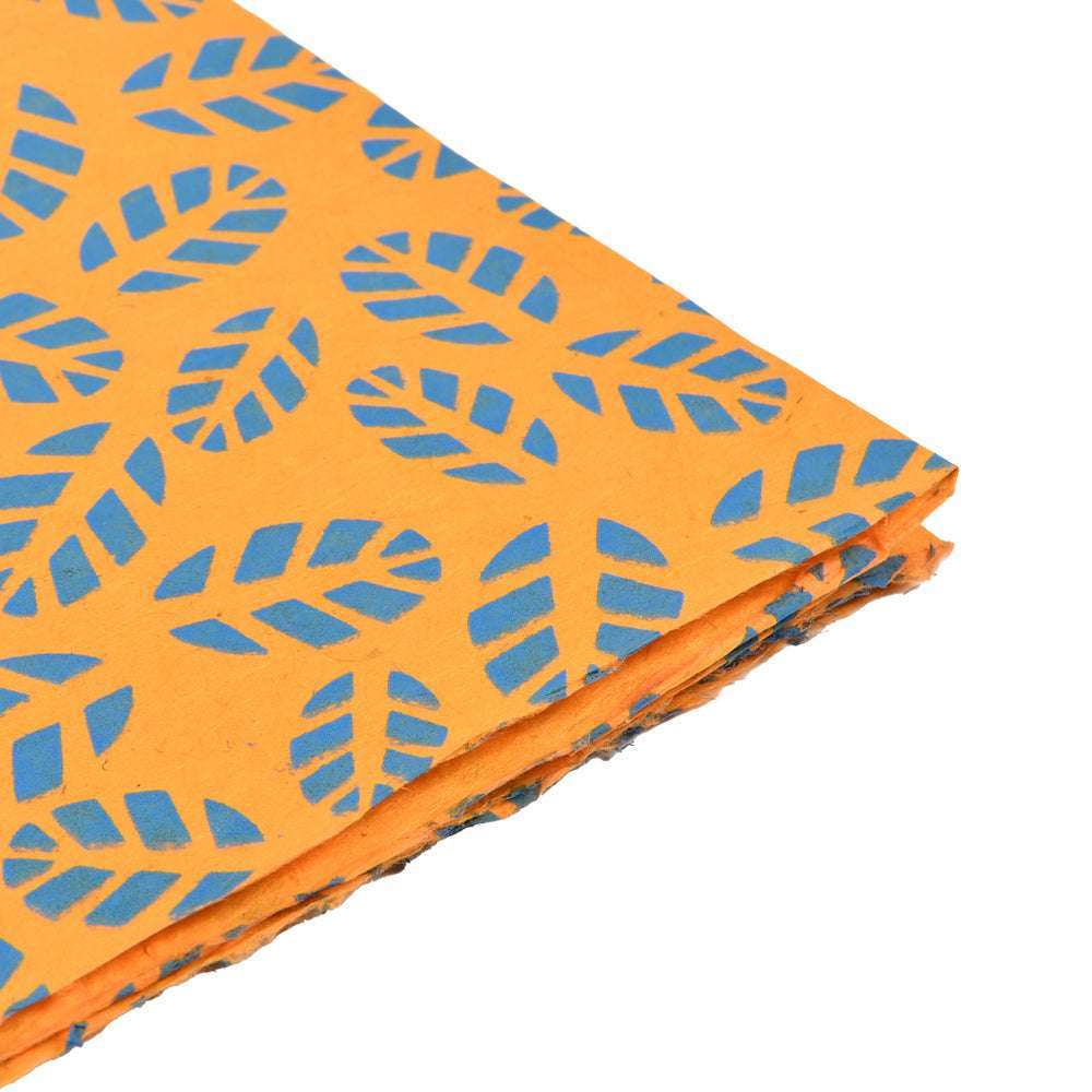 ☆ orangefarbenes Nepalpapier mit blauem Blattmuster, sauber gestapelt auf weißem Hintergrund - ideal für Geschenkverpackungen oder Buchbindearbeiten.