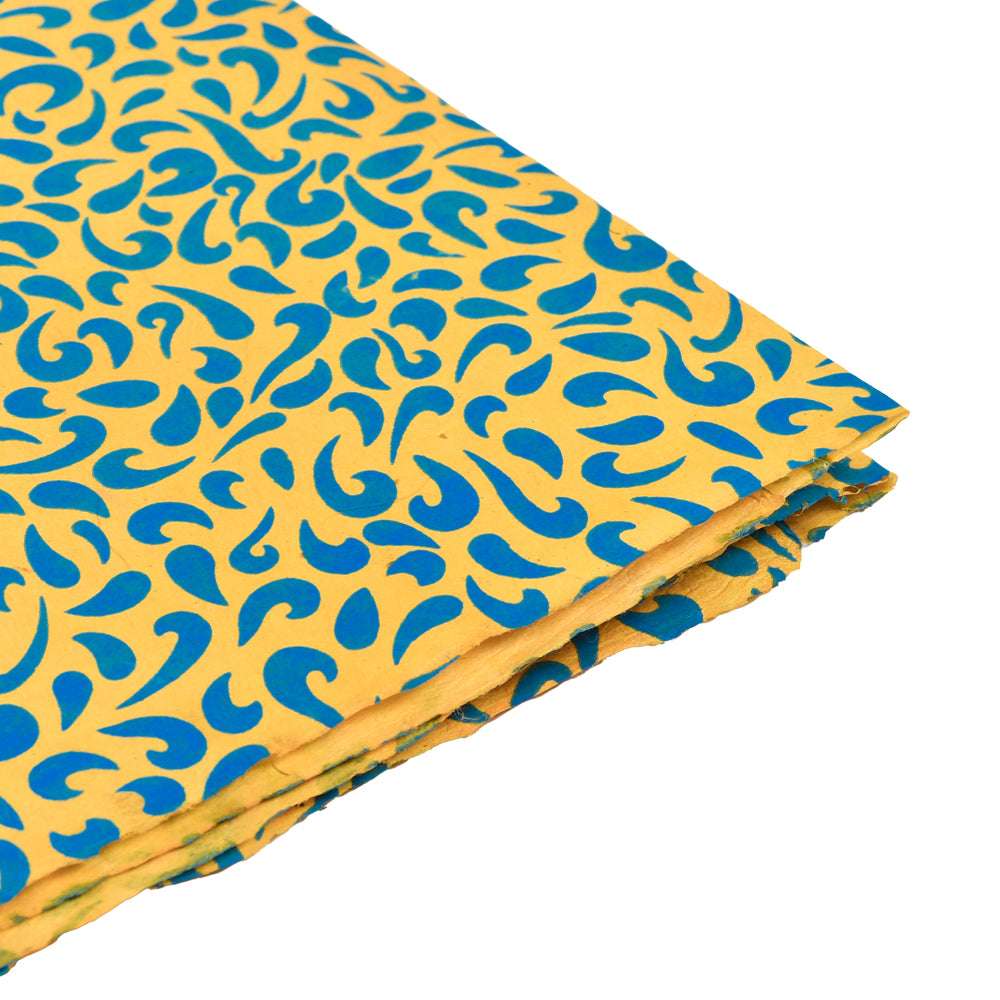 Der gefaltete gelbe Nepalpapier-Stoff von ☆ zeigt blaue abstrakte Wirbelmuster auf weißem Hintergrund - perfekt für Buchbinden oder Geschenke Verpacken.