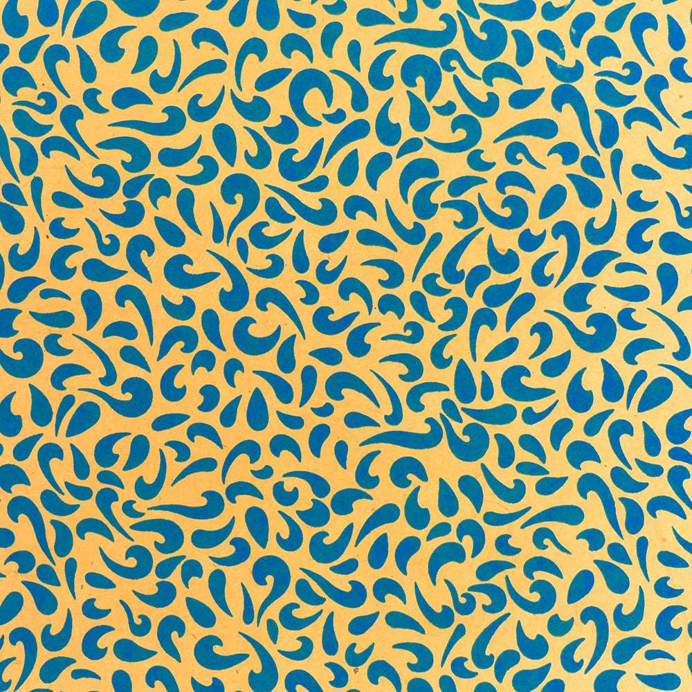 Blaue, abstrakte, organische Formen verstreuen sich über einen gelben Hintergrund in einem lebendigen, nahtlosen Muster - ideal zum Verpacken von Geschenken oder zum Verleihen von Flair beim Buchbinden. Genießen Sie den lebendigen Nepalpapier-Stil von ☆.