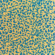 Blaue, abstrakte, organische Formen verstreuen sich über einen gelben Hintergrund in einem lebendigen, nahtlosen Muster - ideal zum Verpacken von Geschenken oder zum Verleihen von Flair beim Buchbinden. Genießen Sie den lebendigen Nepalpapier-Stil von ☆.