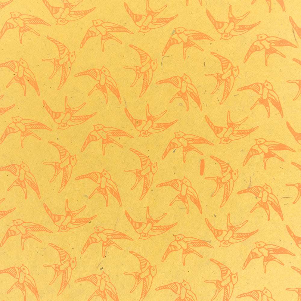 Orangefarbene Vögel im Flug auf gelbem Hintergrund - ideal für Geschenke Verpacken oder Handarbeit. Gedruckt auf hochwertigem Nepalpapier von ☆.