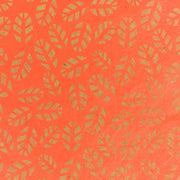 Blattgoldmuster auf einem strukturierten orangefarbenen Hintergrund von ☆, die an traditionelles Nepalpapier erinnern, schaffen ein sich wiederholendes dekoratives Design, das sich ideal zum Verpacken von Geschenken eignet.
