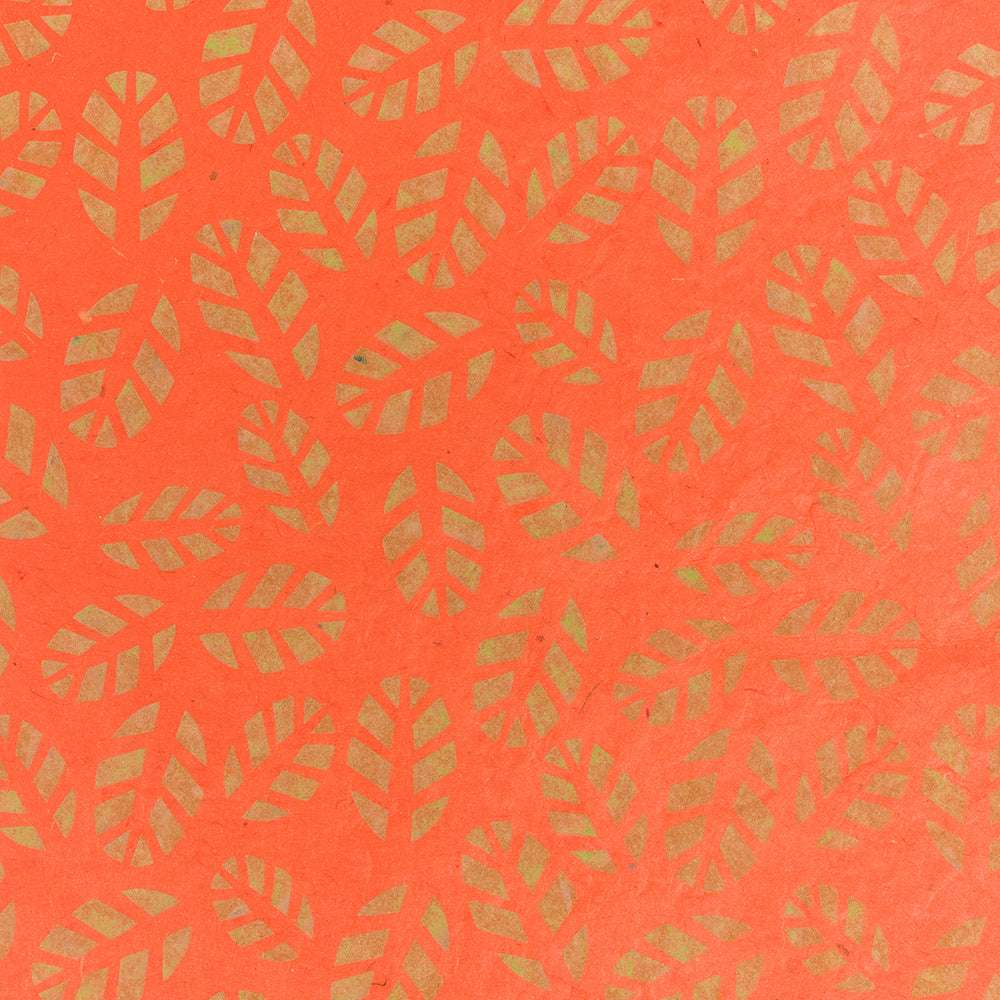Blattgoldmuster auf einem strukturierten orangefarbenen Hintergrund von ☆, die an traditionelles Nepalpapier erinnern, schaffen ein sich wiederholendes dekoratives Design, das sich ideal zum Verpacken von Geschenken eignet.