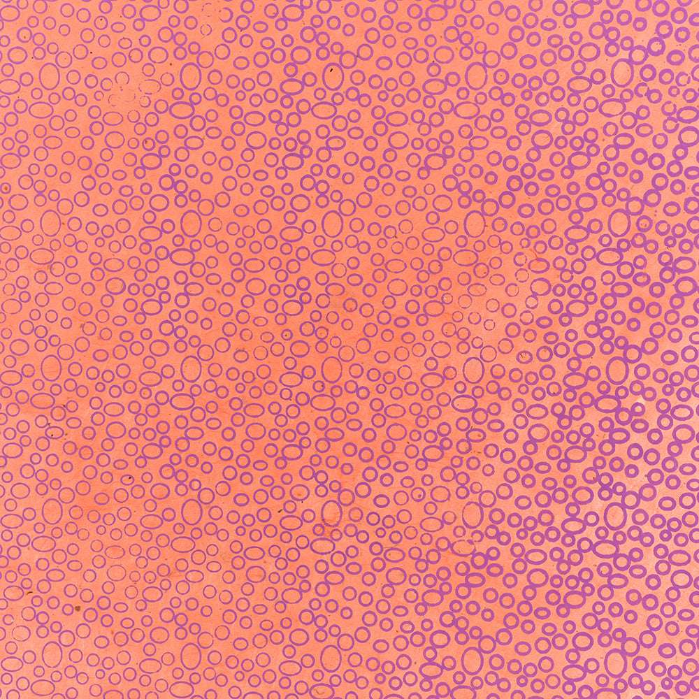Rosa Oberfläche mit dichten kleinen und großen lila Ovalen in einem sich wiederholenden abstrakten Muster - ideal für Geschenke Verpacken und einen Hauch von traditioneller Handarbeit, präsentiert von ☆.
