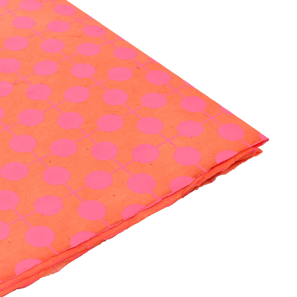 ☆ Orangefarbenes Nepalpapier mit pinken Kreisen und Linien, handgeschöpft - perfekt als Geschenkverpackung. Schräges Muster auf weißem Hintergrund.