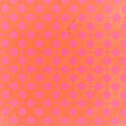 Rosa Punkte in einem Gittermuster auf orangefarbenem Nepalpapier von ☆-ideal für Buchbinderei oder Geschenkverpackungen.