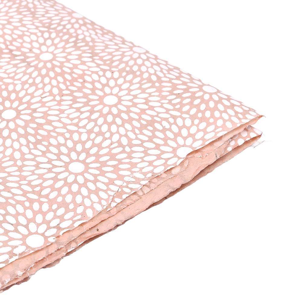 Zwei Bögen ☆ rosa Nepalpapier mit weißem Blumenmuster, gestapelt und leicht überlappend - ideal zum Buchbinden oder liebevoll Geschenke verpacken.
