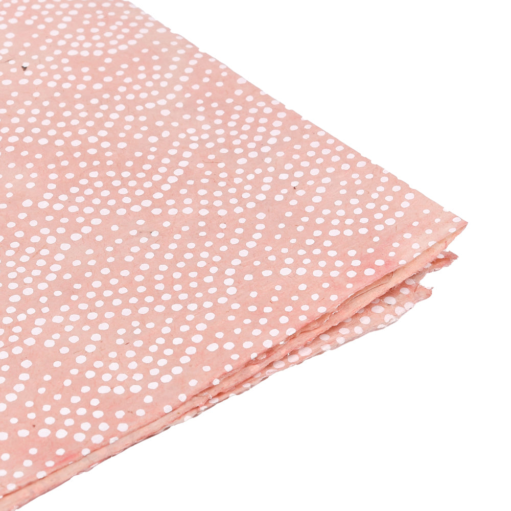 ☆ Gefaltetes rosa Nepal-Papier mit kleinen weißen Punkten auf weißem Hintergrund – ideal zum Buchbinden oder zum Verpacken von Geschenken.