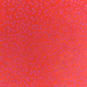 Roter Hintergrund mit verstreuten kleinen lila und Mini-Herzen Rot in einem sich wiederholenden Muster, perfekt für Geschenkverpackungen oder zum Basteln mit hochwertigem Papier von ☆.