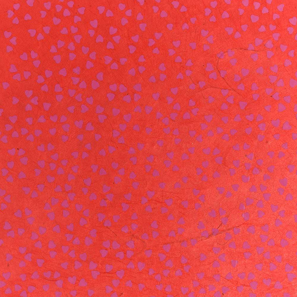 Roter Hintergrund mit verstreuten kleinen lila und Mini-Herzen Rot in einem sich wiederholenden Muster, perfekt für Geschenkverpackungen oder zum Basteln mit hochwertigem Papier von ☆.