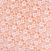 Die Marke ☆ zeigt ein weißes Blumen- und Blattmuster auf lachsrosa Hintergrund - ein sich wiederholendes Design, das sich ideal für Geschenke Verpacken oder die Gestaltung einzigartiger Nepalpapiere in Ihrem Buchbinden-Projekt eignet.