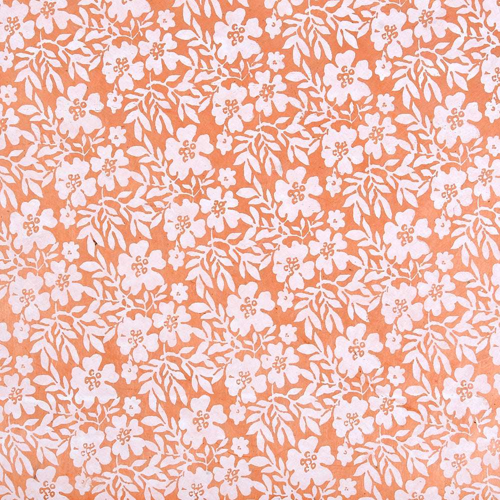 Die Marke ☆ zeigt ein weißes Blumen- und Blattmuster auf lachsrosa Hintergrund - ein sich wiederholendes Design, das sich ideal für Geschenke Verpacken oder die Gestaltung einzigartiger Nepalpapiere in Ihrem Buchbinden-Projekt eignet.