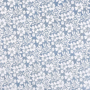 Weißes Blumenmuster mit Blättern auf hellblauem Hintergrund von ☆-ein sich wiederholendes, dekoratives Muster, das sich perfekt zum Verpacken von Geschenken eignet oder Buchbindungsprojekten Eleganz verleiht.