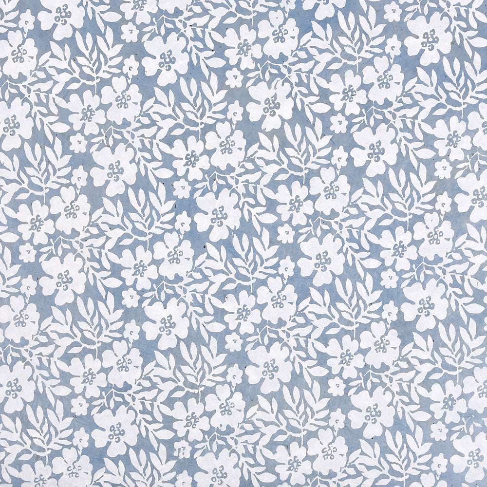 Weißes Blumenmuster mit Blättern auf hellblauem Hintergrund von ☆-ein sich wiederholendes, dekoratives Muster, das sich perfekt zum Verpacken von Geschenken eignet oder Buchbindungsprojekten Eleganz verleiht.