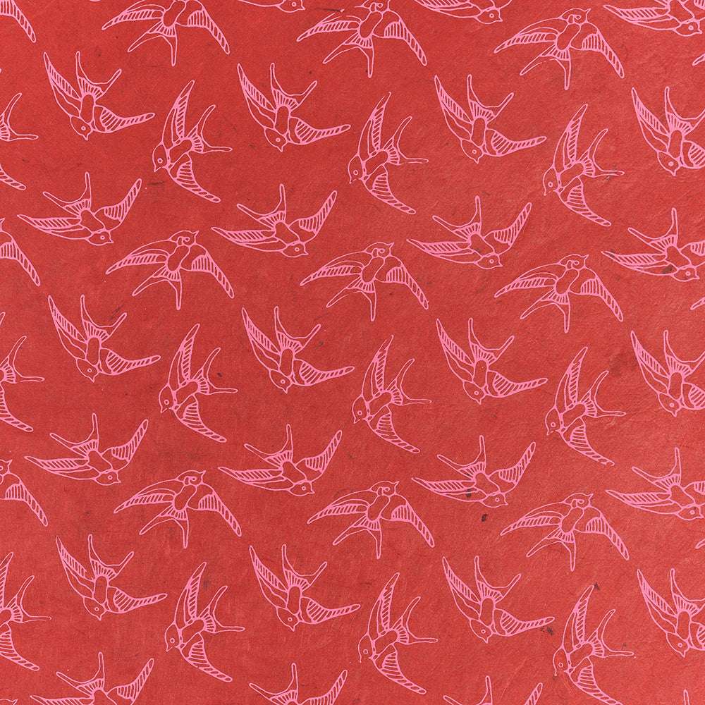 Weiße Schwalben schweben auf einem roten Nepalpapier-Hintergrund von ☆-ideal für Buchbinderei oder Geschenkverpackungen.