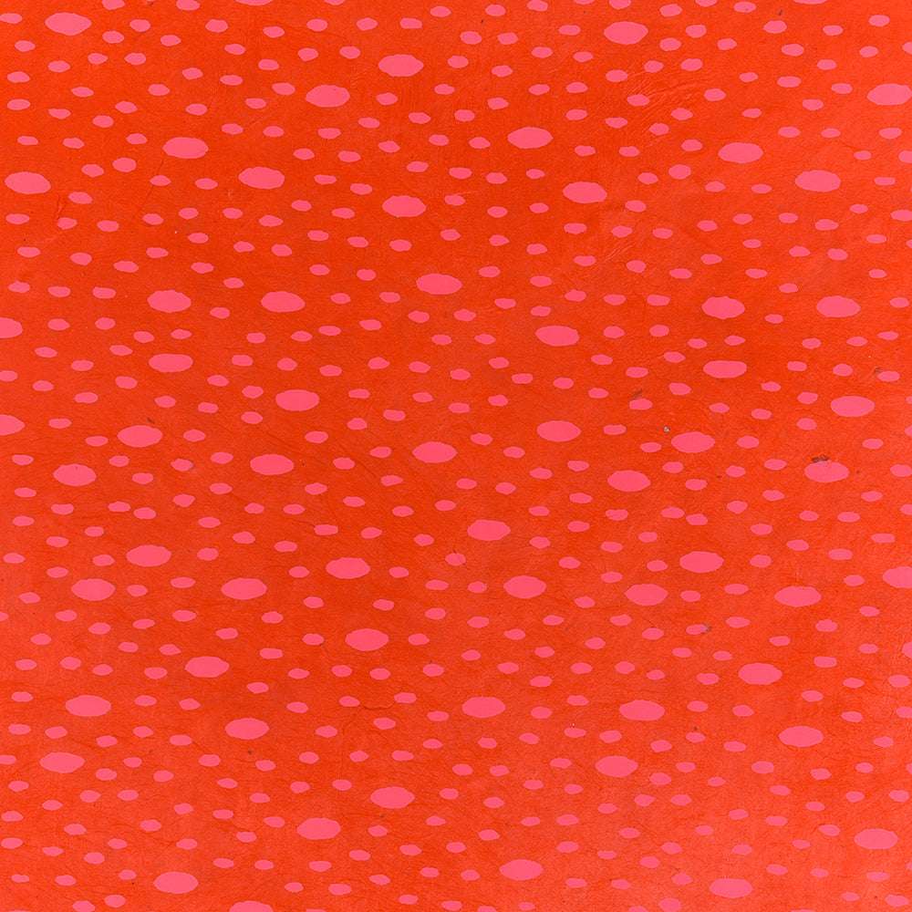 Das ☆ Papier hat einen roten Hintergrund, der mit gleichmäßig verteilten, unterschiedlich großen rosa Punkten verziert ist - ideal für Handarbeiten oder zum Verpacken liebevoller Geschenke.