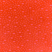 Das ☆ Papier hat einen roten Hintergrund, der mit gleichmäßig verteilten, unterschiedlich großen rosa Punkten verziert ist - ideal für Handarbeiten oder zum Verpacken liebevoller Geschenke.