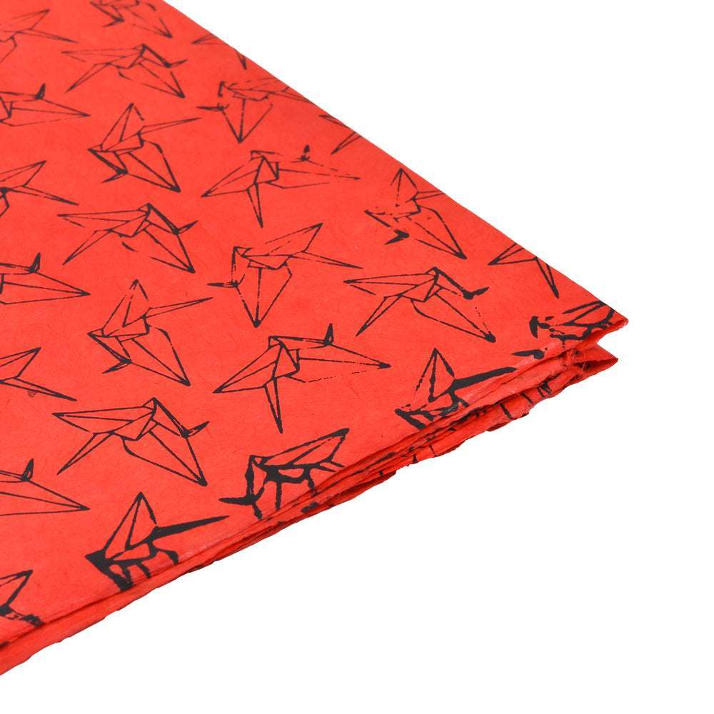 ☆ Rotes Nepalpapier mit schwarzem Origami-Kranichmuster verziert, an der Ecke sauber gefaltet - ideal für Buchbinden oder stilvolles Geschenke Verpacken.